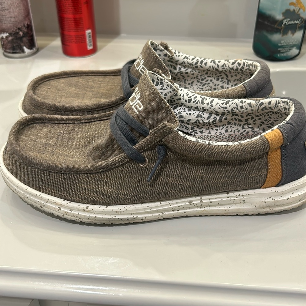 Men’s size 10 hey dudes like new